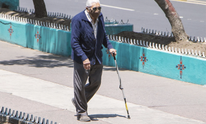 covid anziano bastone strada