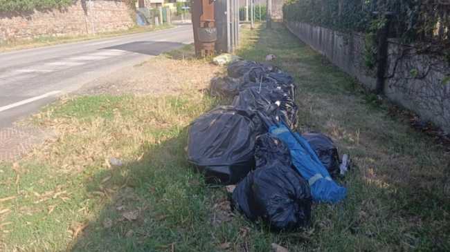 momo rifiuti abbandonati lug 25 foto