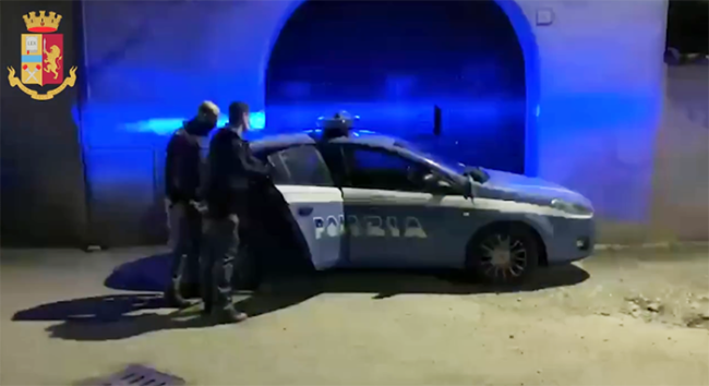 polizia notte auto ferma lampeggianti