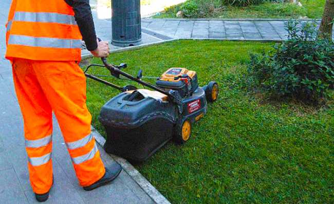 60 manutenzione verde pubblico operaio