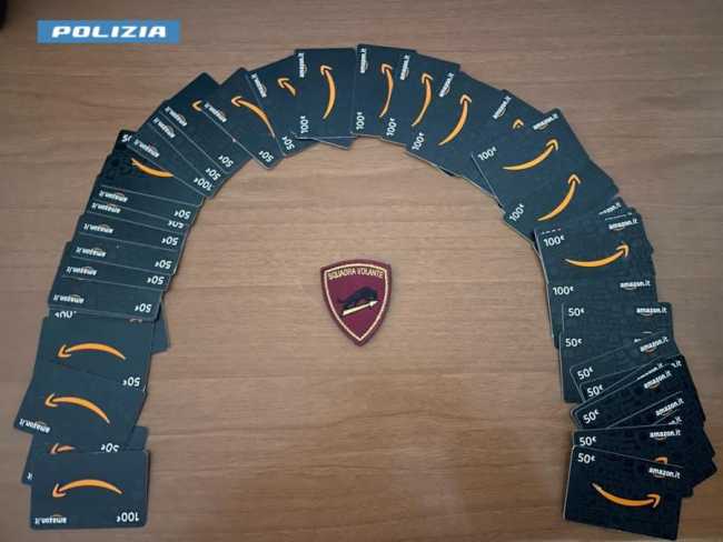 Buoni Amazon con logo polizia