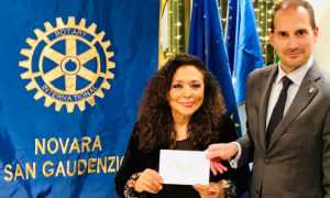 Il Presidente del Rotary Club Novara San Gaudenzio Fabio Magnoni consegna il contributo di 1.100 euro al Presidente Carmen Roberta Desimone