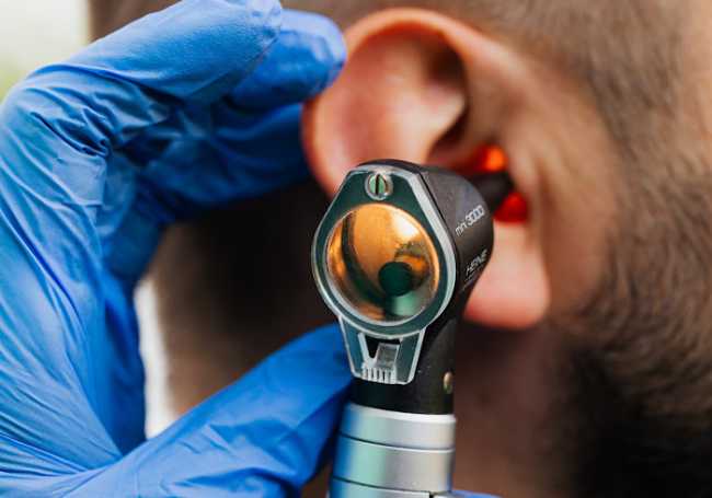 Otorino visita orecchio