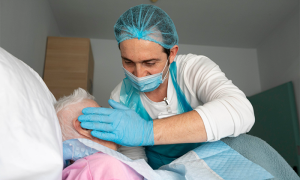 anziano infermiera covid casa riposo