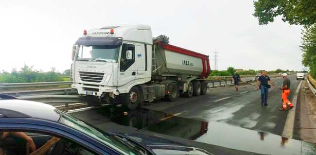 autoarticolato autostrada novara giu 17