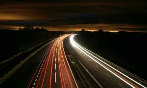 autostrada notturna luci