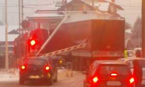 camion incastrato binari