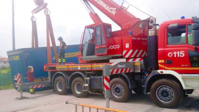 container perso vigile fuoco gru strada