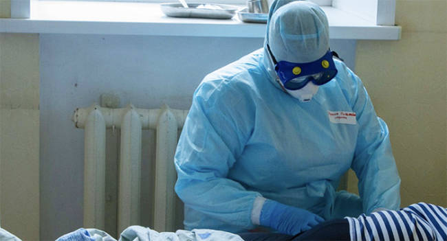 covid infermiera letto