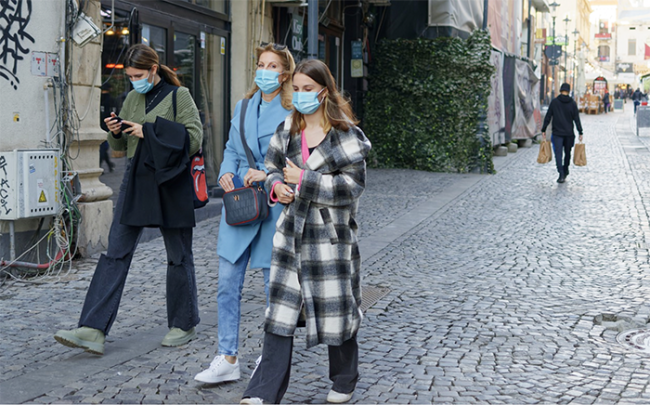 covid ragazze strada mascherine