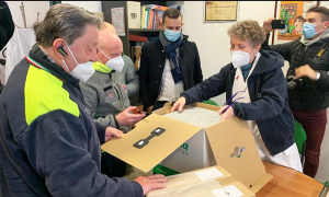 covid scatole vaccino gente