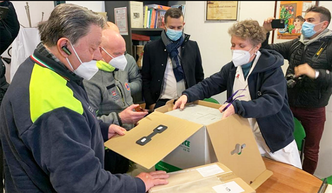 covid scatole vaccino gente