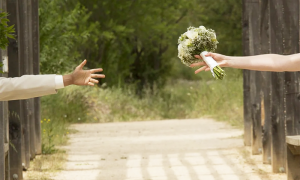 fiori matrimonio mani distanza