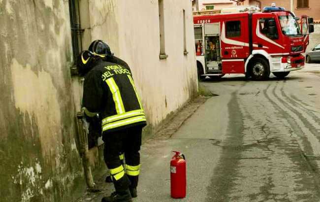 fuga gas vigili fuoco camion