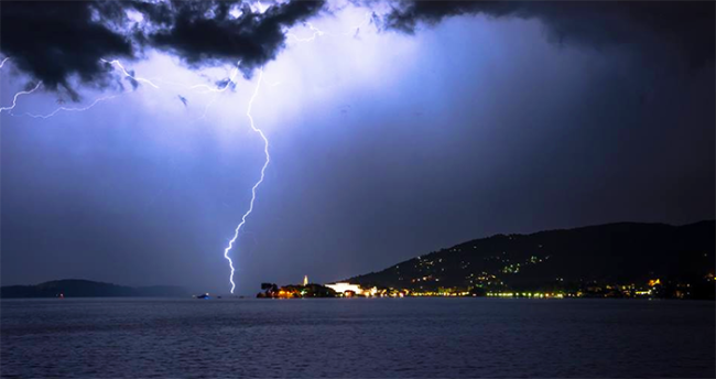 fulmine lago nubi ph riccardo criseo