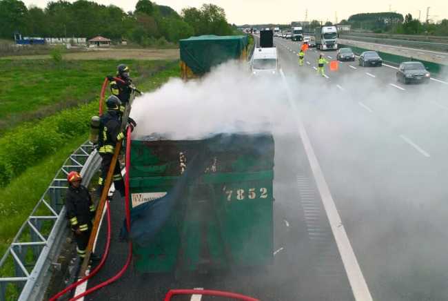 incendio camion rifiuti