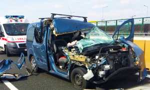 incidente a4 set 17 auto blu