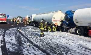 incidente autostrada autobotti schiuma