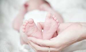 neonato bimbo piedini