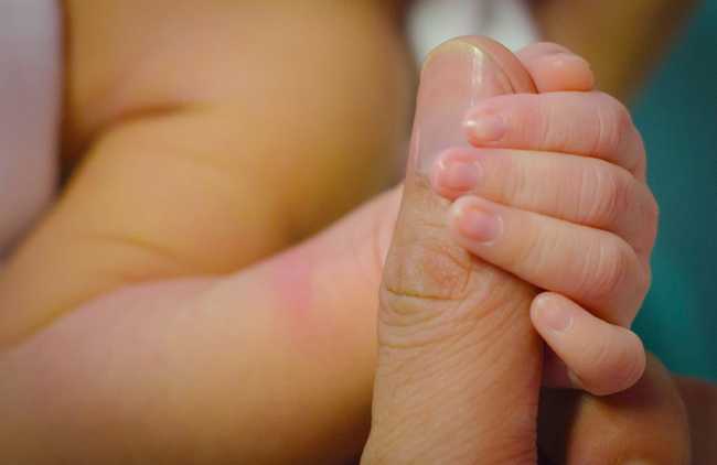 neonato mano
