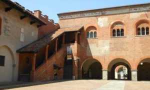 novara cortile broletto