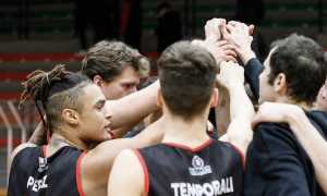 omb mani primo piano