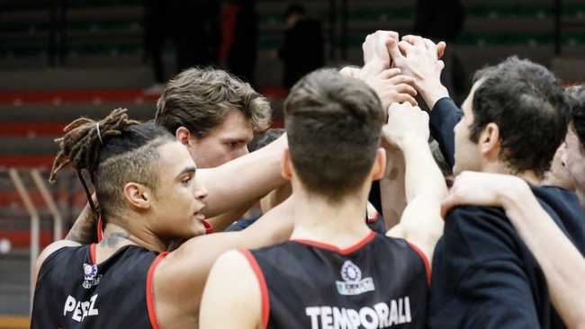 omb mani primo piano