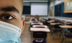 ragazzo maschera aula scuola