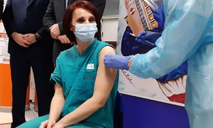 vaccino infermiera verde