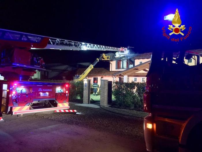 Tetto in fiamme a Torrion Quartara, nessun ferito 