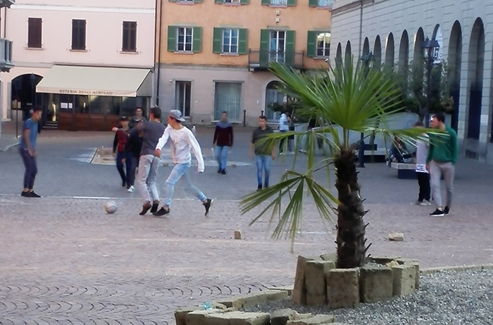 Polemiche in consiglio per i “tornei” di calcio in piazza S. Graziano: “In 16 giocatori, sassi usati come porte”