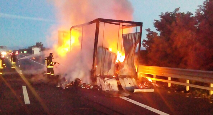 Incendio di un autocarro sulla A4, portava stoffe. Nessun ferito. Foto