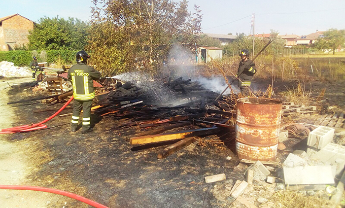 Il corpo di un 92enne trovato tra i rovi dopo un incendio