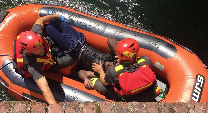 Stava annegando in un canale, salvato dai vigili del fuoco. Foto