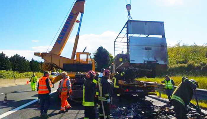 Trasportava generi alimentari il furgone bruciato in autostrada