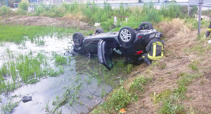 Garbagna: auto si cappotta e finisce nel campo allagato