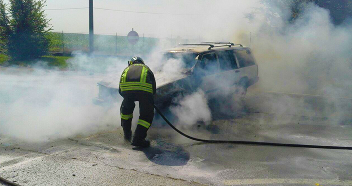 Fiamme in un'auto alimentata a Gpl, pericoloso intervento dei Vigili del fuoco