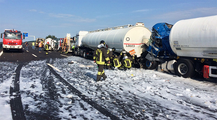 Paura in autostrada: incidente con tir che trasportavano benzina e ossigeno liquido. Foto