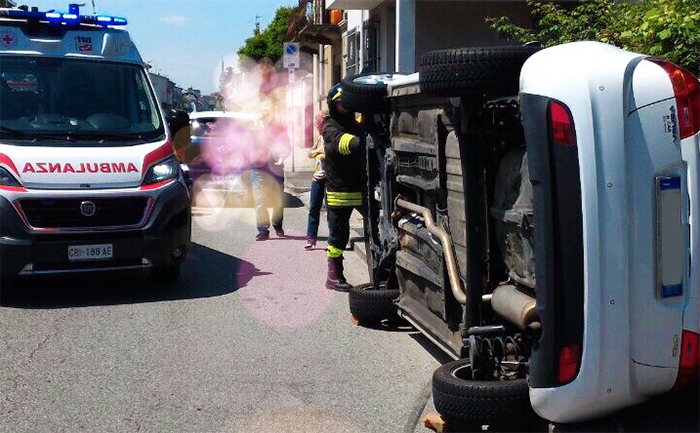 Incidente in centro a Novara, auto sul fianco, conducenti al Dea