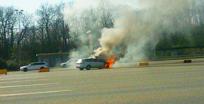 Auto prende fuoco in autostrada e brucia dopo il casello di Arona. Video