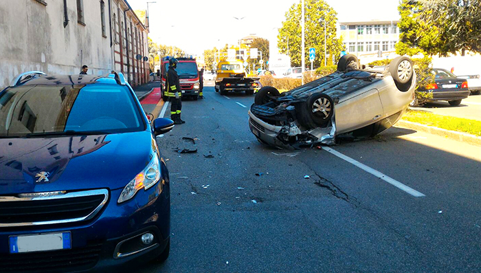 Auto cappottata in centro a Novara, un ferito