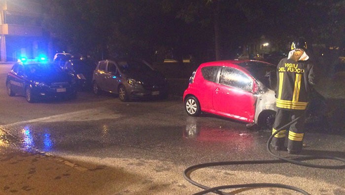 Auto posteggiata a fuoco nella notte, le fiamme raggiungono quella vicina