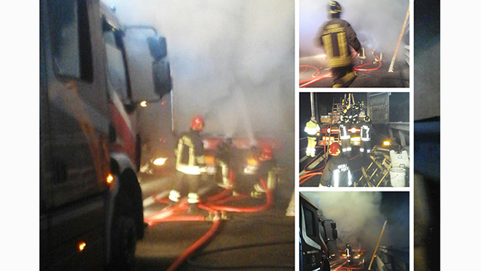 Camion si incendia in autostrada, staccata la motrice per salvarla dalle fiamme