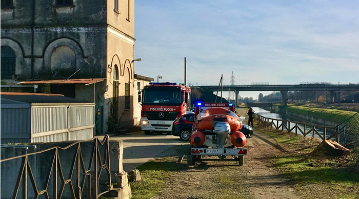 Un cadavere nel canale, recuperato dai Vigili del fuoco