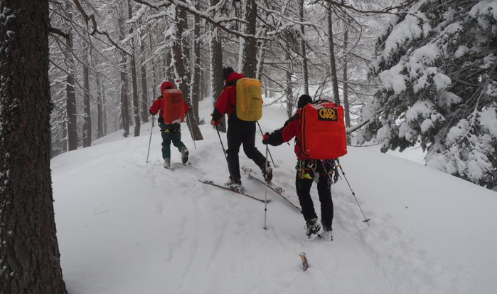 Sci alpinista novarese si frattura e chiede aiuto al Soccorso. Troppo vento per l'elicottero, raggiunto a piedi