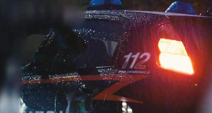 Fuggono con l'auto rubata inseguiti dai carabinieri e si schiantano. In tre scappano a piedi, uno arrestato
