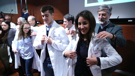 cerimonia camice bianco