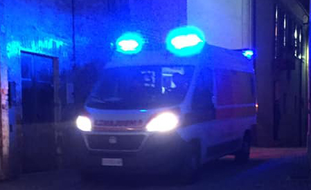 ambulanza notte case stretto