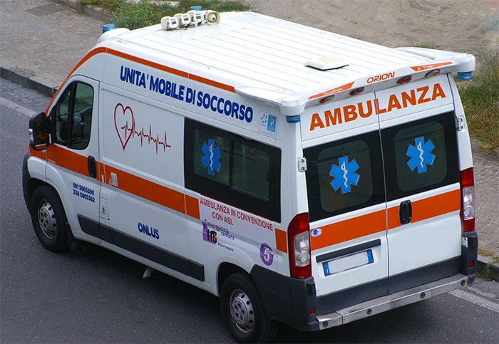 Cameri, incidente fra auto e moto: grave un uomo