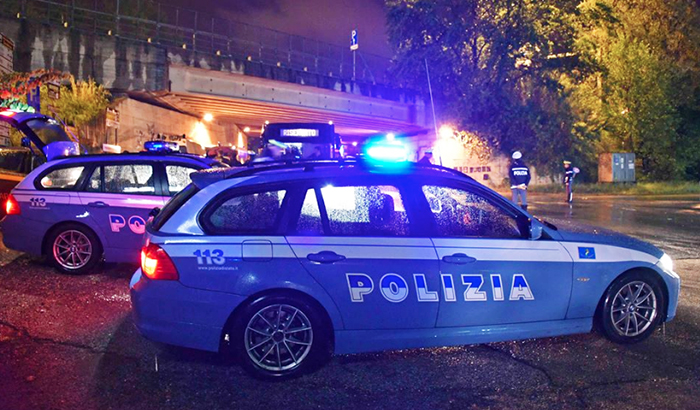 In fuga all’alt della Polizia, finiscono fuori strada: due sono minorenni. Nell’auto avevano della cannabis